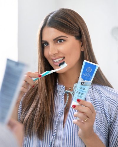 Natura Siberica Fluoridmentes fekete fogkrém fehérítő hatással